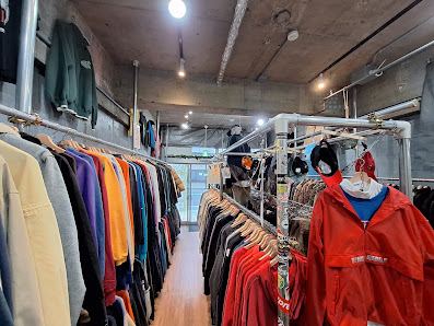 古着の無人島 24時間営業の無人の古着屋の店内の様子