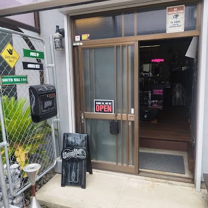 USED SHOP --UNDER NEST--の店舗写真