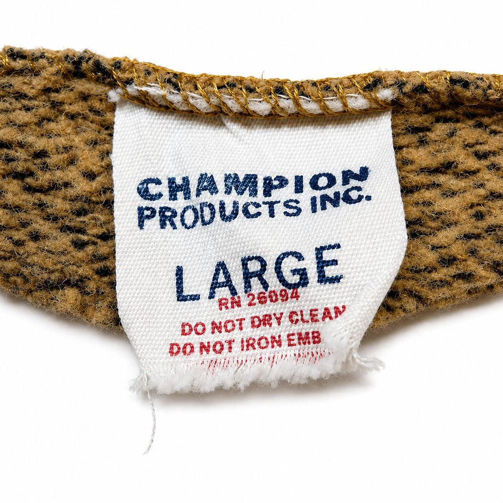 茶色い生地に縫われたChampion Productsタグ