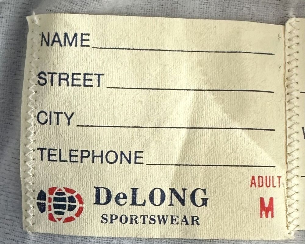 DeLONGの実物タグ資料、ブランドタグ全体。ロゴとタグの取り付け位置を確認する