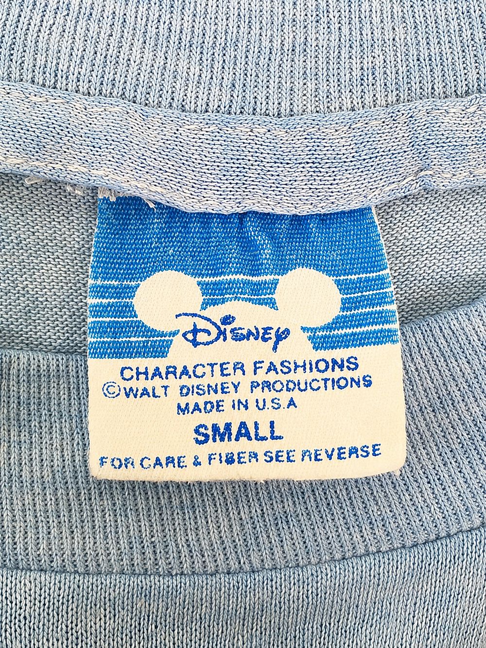 Disneyの実物タグ資料、ブランドタグ全体。ロゴとタグの取り付け位置を確認する