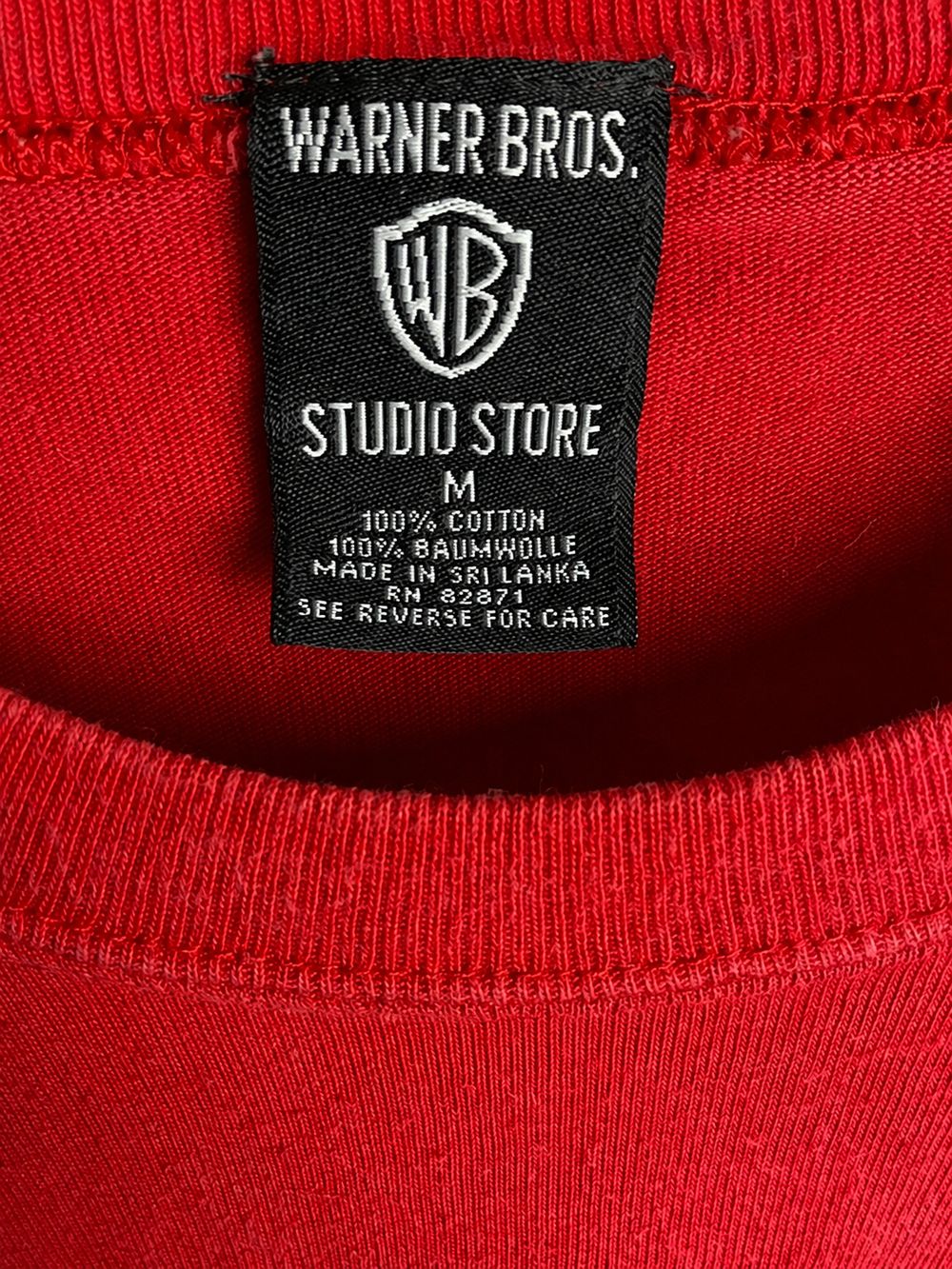 Warner Bros.の実物タグ資料、ブランドタグ全体。ロゴとタグの取り付け位置を確認する